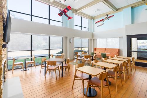 Hampton Inn Chicago-Midway Airport - image 8