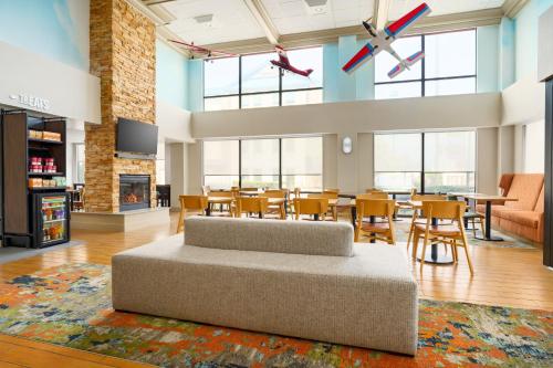 로비, 햄프턴 인 시카고-미드웨이 에어포트 (베드포드 파크) (Hampton Inn Chicago-Midway Airport (Bedford Park)) in 시카고 미드웨이 국제공항