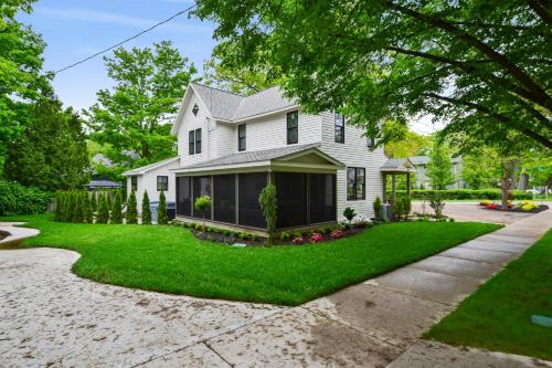 Saugatuck Farmhouse - image 10