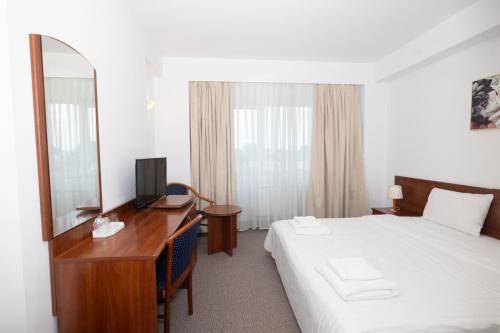 Deluxe Double or Twin Room image 10