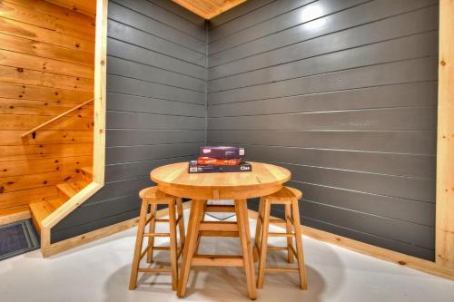 Blueberry Hill - Relax in the Hot Tub or Roast Marshmallows by the Firepit in Blue Ridge, USA