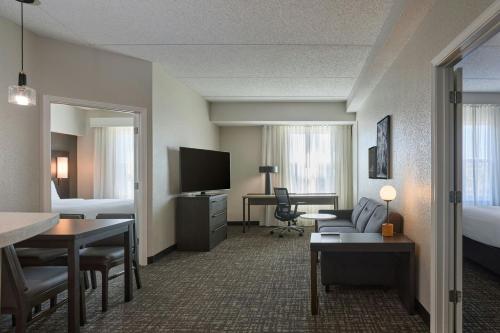 Two-Bedroom Suite with One King Bed and One Queen Bed - Hearing Accessible