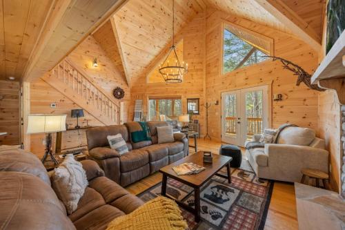Bucks Bear Lodge - Fireplaces Wooded Views in Ellijay, USA