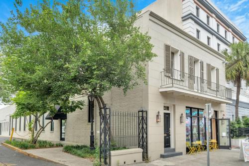 Chic Getaway Across From French Quarter - image 6
