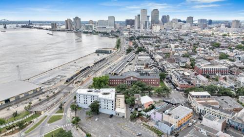 Chic Getaway Across From French Quarter - image 12
