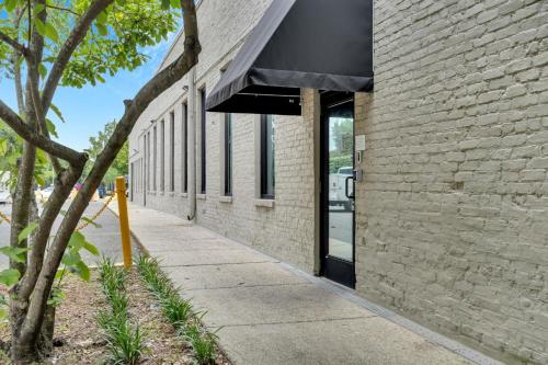 Chic Getaway Across From French Quarter - image 7