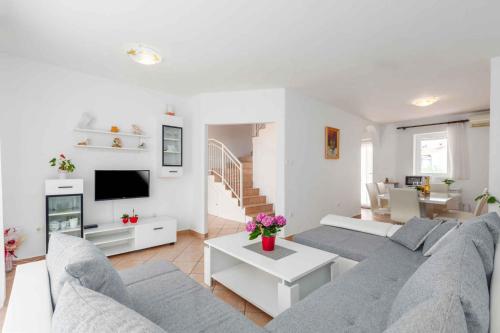 Holiday home in Porec - Istrien 10330 – khách sạn tại Brulo