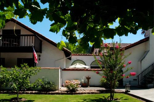 Spanish Villa Inn - 숙소 외관