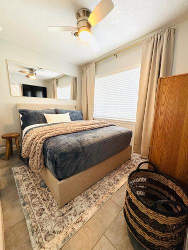 3BR Oasis DT ORL, Full Kitchen & Fenced Yard! in Orlando West