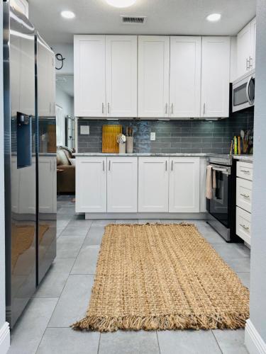 3BR Oasis DT ORL, Full Kitchen & Fenced Yard! in Orlando West