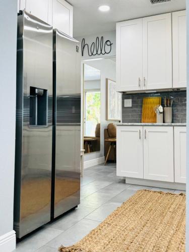 3BR Oasis DT ORL, Full Kitchen & Fenced Yard! in Orlando West