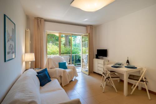 GuestHost - Modern Escape with Pool & Sunny Terrace, San Remo (foto 3)