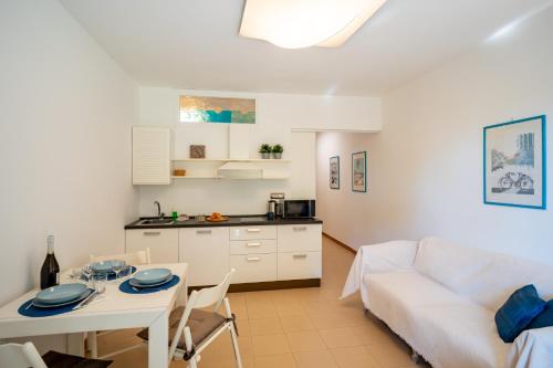 GuestHost - Modern Escape with Pool & Sunny Terrace, San Remo (foto 5)