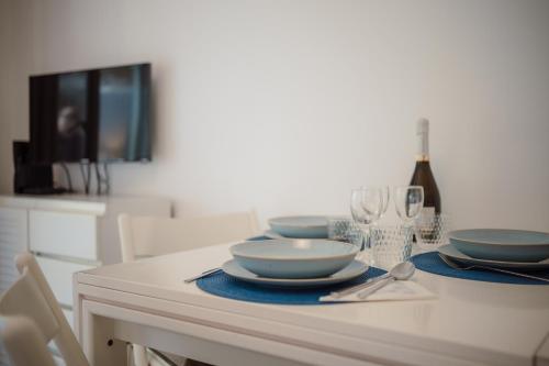 GuestHost - Modern Escape with Pool & Sunny Terrace, San Remo (foto 10)
