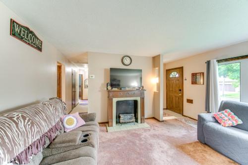 8 Mi to Cleveland: Family Home w/ Fenced Backyard! in بروكلين - أوهايو