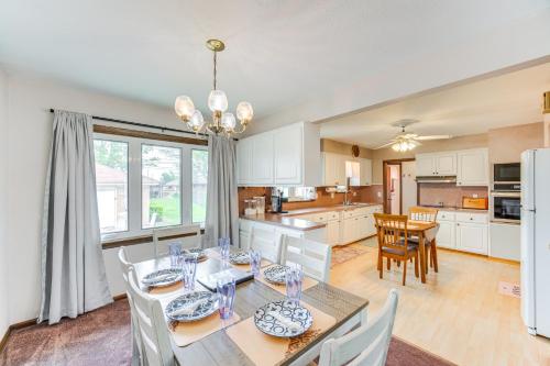 8 Mi to Cleveland: Family Home w/ Fenced Backyard! in بروكلين - أوهايو