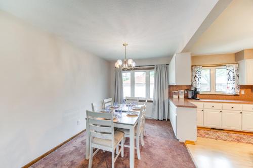 8 Mi to Cleveland: Family Home w/ Fenced Backyard! in بروكلين - أوهايو