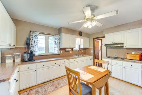 8 Mi to Cleveland: Family Home w/ Fenced Backyard! in بروكلين - أوهايو