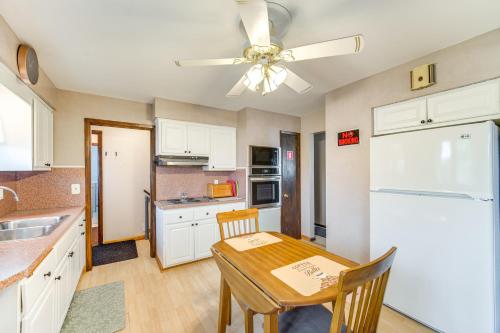 8 Mi to Cleveland: Family Home w/ Fenced Backyard! in بروكلين - أوهايو