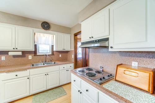 8 Mi to Cleveland: Family Home w/ Fenced Backyard! in بروكلين - أوهايو