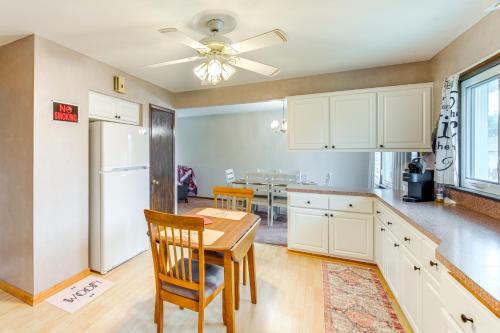 8 Mi to Cleveland: Family Home w/ Fenced Backyard! in بروكلين - أوهايو