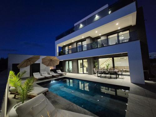 Luxury Villa Vesper- Heated Pool, Hot Tub, Rooftop terrace, Gym – khách sạn tại Srima