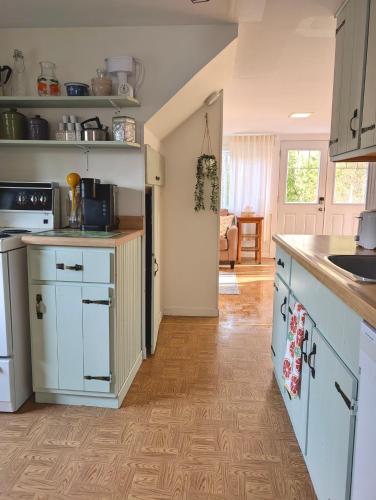 virtuve, 2 Bed Rustic Retreat at Bois Joli Beach in Beaubassin East (NB)