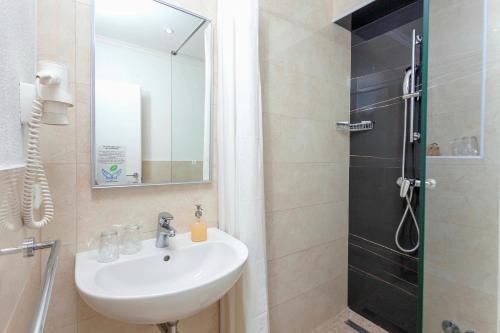 Quadruple Room with Sea View image 8