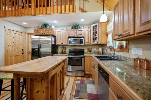 Dragons Den Cabin - Coosawatte Resort with Amenities in Ellijay, USA