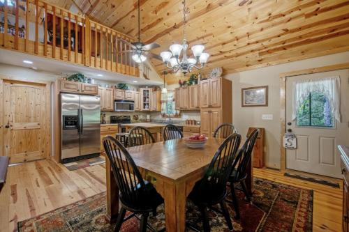 Dragons Den Cabin - Coosawatte Resort with Amenities in Ellijay, USA