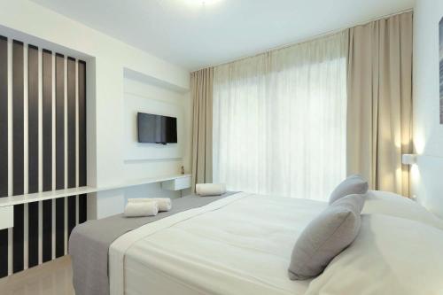 Deluxe Double Room with Balcony image 10