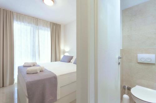 Deluxe Double Room with Balcony image 9