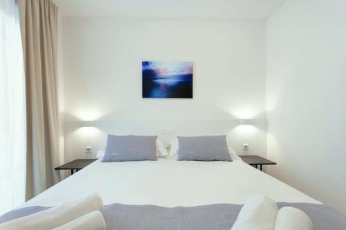 Deluxe Double Room with Balcony image 8