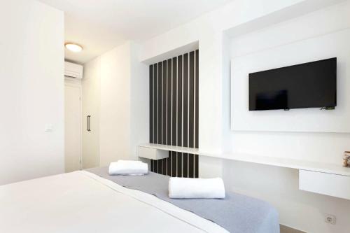 Deluxe Double Room with Balcony image 7