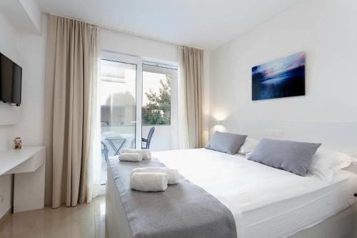 Deluxe Double Room with Balcony image 6