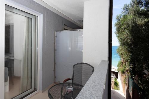 Deluxe Double Room with Balcony image 5