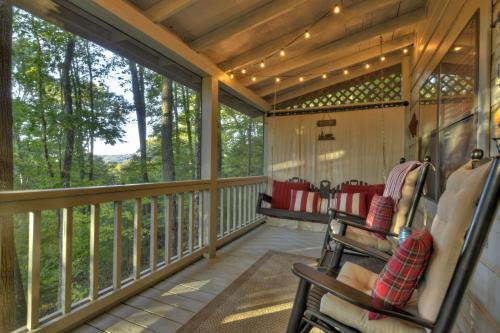 Hygge Haus Rustic charm cozy beds and a serene location in Ellijay, USA