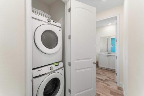 Bright and Cozy Villa near Disney with Margaritaville Resort  Island H2O Access - 3053CS - image 12