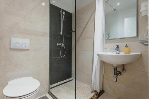 Deluxe Double Room image 3