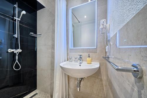 Deluxe Double Room image 2
