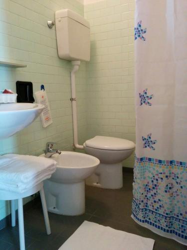 Standard Double or Twin Room image 4