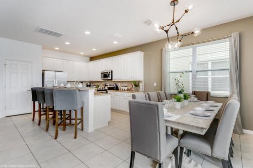 Golden Palms Resort 8 Bedroom Vacation Home with Pool - 1722 - image 18