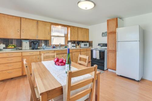 16 Mi to Sleeping Bear Dunes Cedar Home with Deck in Cedar, USA