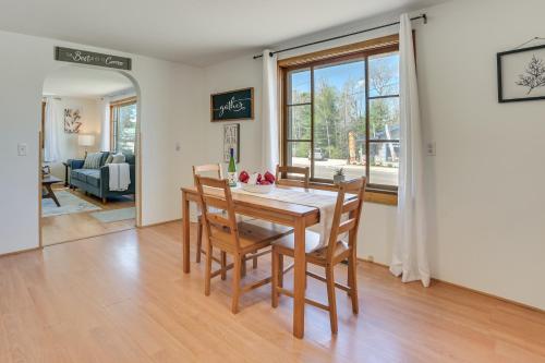 16 Mi to Sleeping Bear Dunes Cedar Home with Deck in Cedar, USA