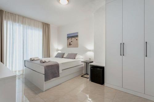 Quadruple Room with Balcony image 10