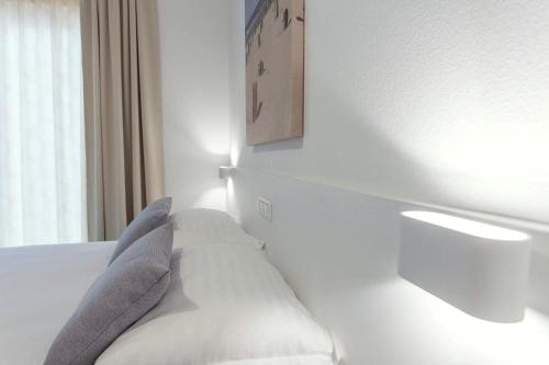 Quadruple Room with Balcony image 8