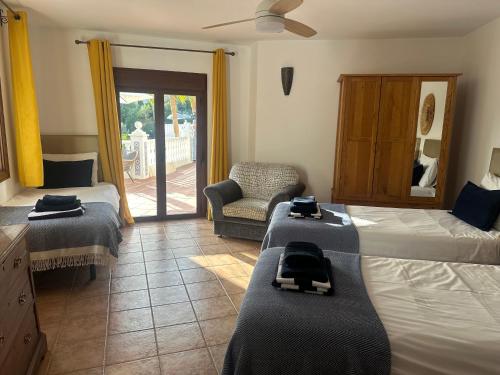 Casa Hermosa Mijas- 7 bedroom villa-sleeps 14 in โดนา ปิลาร์