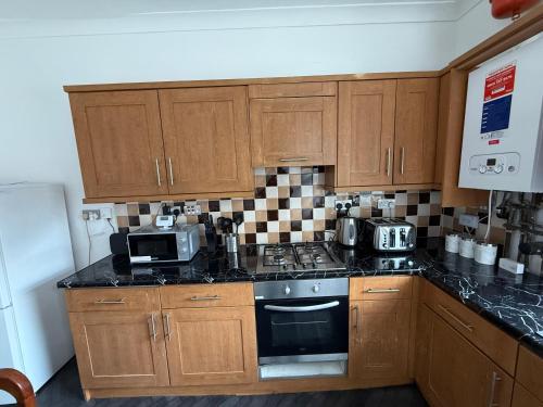 Leeds Serviced Accommodation - Apartments - 3 Bed House-Close To Centre -M621 & M1 - Contractors - B in Hunslet Carr