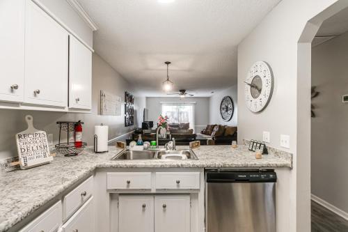 9 Mi to Moody AFB: Newly Updated Condo Near Dining in Valdosta