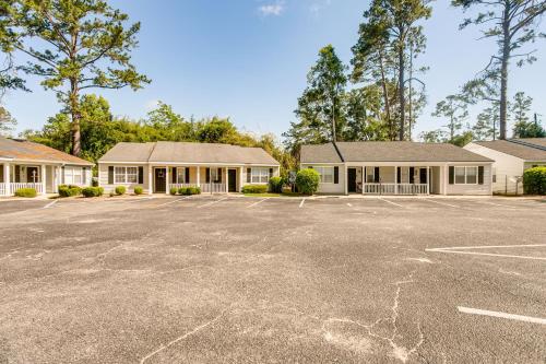 9 Mi to Moody AFB: Newly Updated Condo Near Dining in Valdosta